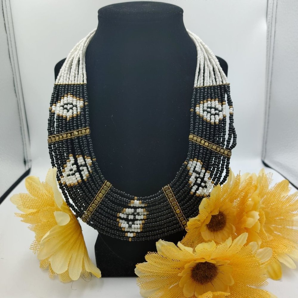 A BEAUTIFUL SEED BEADED COLLAR NECKLACE
